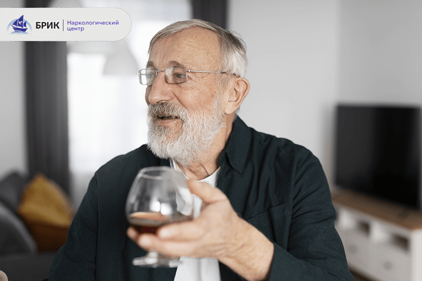 Літній чоловік із келихом вина — «для апетиту»