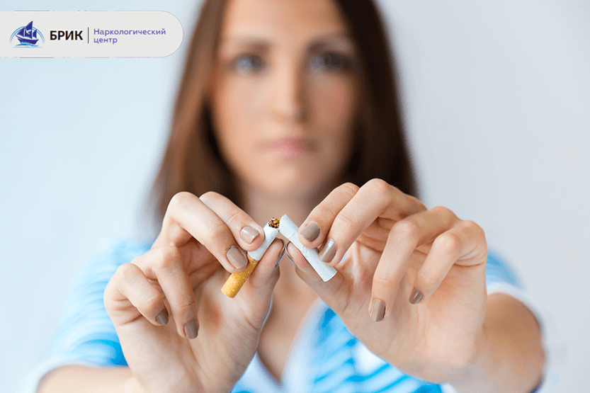 Жінка ламає сигарету – перший крок до життя без нікотину